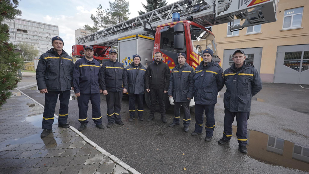 Андрій Заліський (по центру) та співробітники ДСНС України. Фото: Facebook-сторінка Андрія Заліського