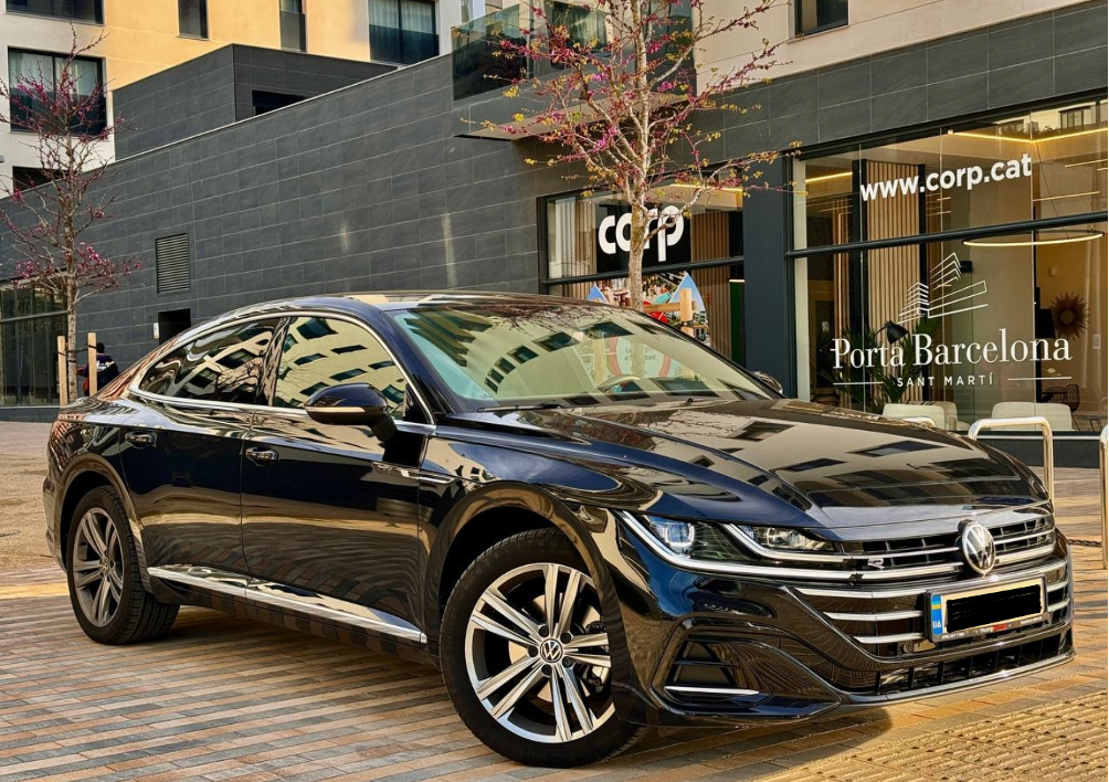 Дві машини Volkswagen Arteon 2021 року випуску  родина Петра Оленича придбала у 2021 та 2022 роках