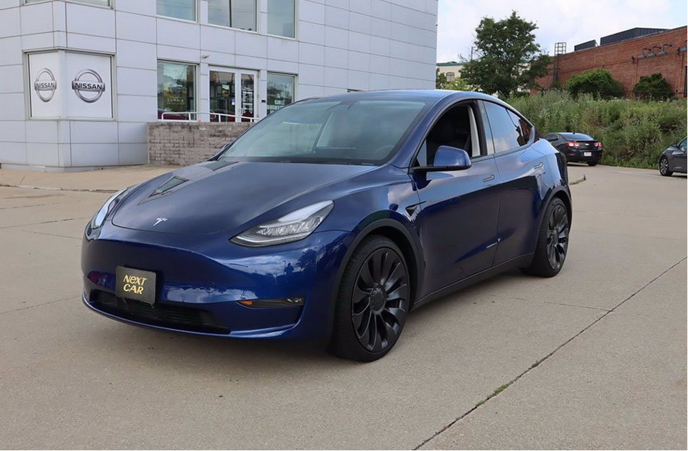 Tesla Model Y 2022 року випуску на якій їздить заступник мера Києва Петро Оленич